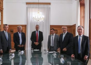 EL GOBIERNO SE REUNIÓ CON EL GRUPO DE LOS SEIS