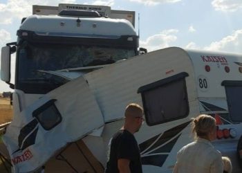 UNA CASILLA SE DESPRENDIÓ DE UNA CAMIONETA E IMPAPACTO DE FRENTE CONTRA UN CAMIÓN