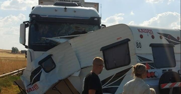 UNA CASILLA SE DESPRENDIÓ DE UNA CAMIONETA E IMPAPACTO DE FRENTE CONTRA UN CAMIÓN