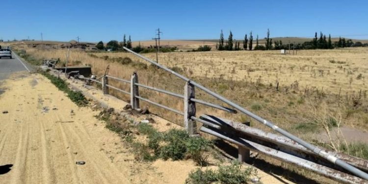 UN CAMION PROTAGONIZO UN CHOQUE CONTRA UN PUENTE EN LA RUTA 51