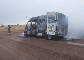 SE INCENDIO UNA CAMIONETA EN EL CAMINO DE INGRESO A BAHÍA SAN BLAS