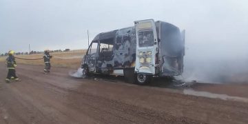 SE INCENDIO UNA CAMIONETA EN EL CAMINO DE INGRESO A BAHÍA SAN BLAS