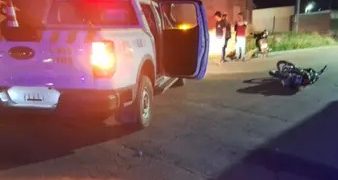 UN MOTOCICLISTA CHOCÓ CONTRA UN CONTENEDOR QUE SE ENCONTRABA EN LA CALLE