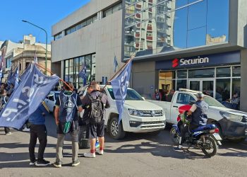 TRABAJADORES DE SEGURIDAD PRIVADA SE MANIFIESTAN POR EL DESPIDO DE COMPAÑEROS