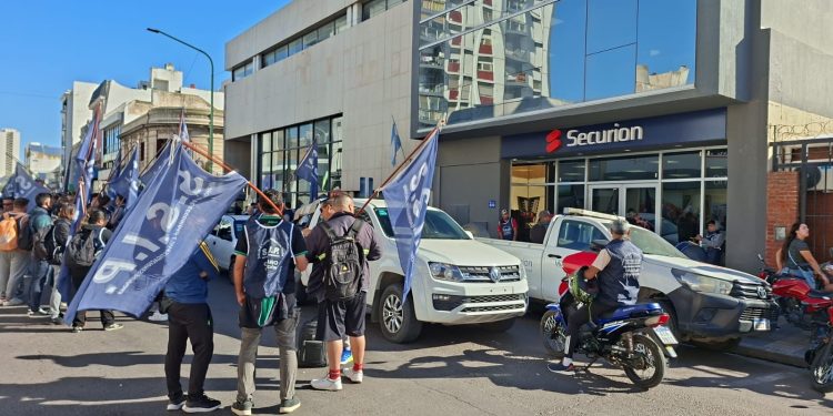 TRABAJADORES DE SEGURIDAD PRIVADA SE MANIFIESTAN POR EL DESPIDO DE COMPAÑEROS