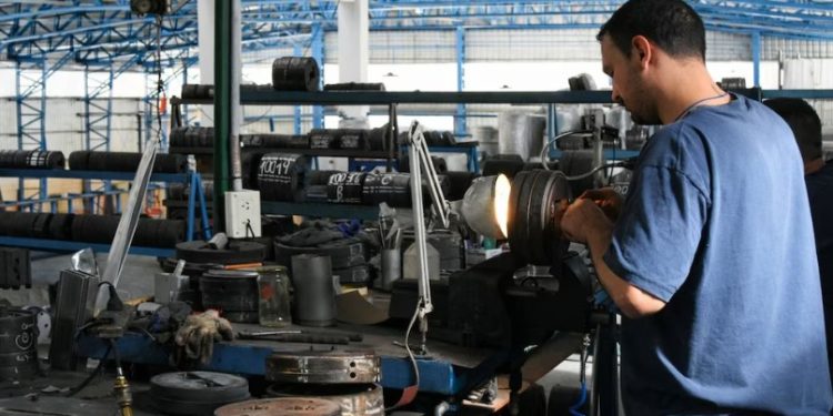 SEGÚN UN INFORME PRIVADO LA INDUSTRIA ARGENTINA VOLVIÓ A NIVELES DEL 2003 Y PRODUCE MENOS QUE HACE 15 AÑOS