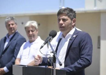 AXEL KICILLOF VISITA BAHÍA PARA RECORRER OBRAS Y ENTREGAR CASAS