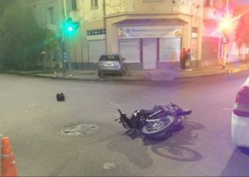 DOS HERIDOS LUEGO DE UN CHOQUE ENTRE UNA MOTO Y UN AUTO EN EL CENTRO DE LA CIUDAD