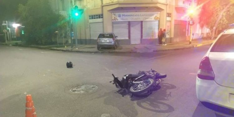 DOS HERIDOS LUEGO DE UN CHOQUE ENTRE UNA MOTO Y UN AUTO EN EL CENTRO DE LA CIUDAD