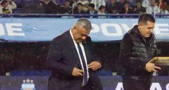 TAPIA FUE SILBADO EN SU APARICIÓN EN LA BOMBONERA