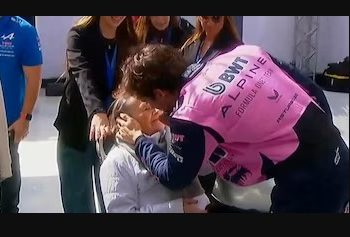 EL CONMOVEDOR ABRAZO DE FRANCO COLAPINTO CON SU ABUELA EN LA HISTÓRICA EXHIBICIÓN DE FÓRMULA 1 EN BUENOS AIRES