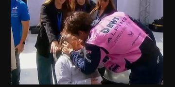 EL CONMOVEDOR ABRAZO DE FRANCO COLAPINTO CON SU ABUELA EN LA HISTÓRICA EXHIBICIÓN DE FÓRMULA 1 EN BUENOS AIRES