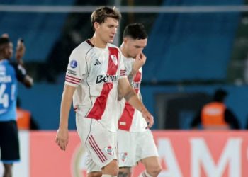 RIVER JUGÓ CON DIEZ HOMBRES DESDE LOS CUATRO MINUTOS Y EMPATÓ 1-1 ANTE BLOOMING POR LA COPA SUDAMERICANA