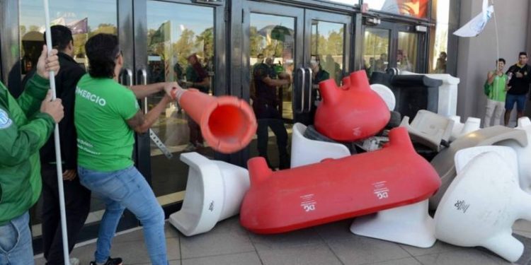 LLA PRESENTÓ UN PROYECTO ANTIBLOQUEOS: LOS GREMIOS PODRÍAN RECIBIR MULTAS DE HASTA $60 MILLONES