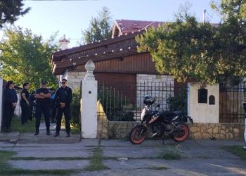 LA POLICÍA DESALOJÓ A UNA MUJER QUE DICE HABER SIDO ESTAFADA CON LA VENTA DE SU CASA