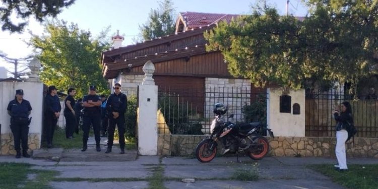 LA POLICÍA DESALOJÓ A UNA MUJER QUE DICE HABER SIDO ESTAFADA CON LA VENTA DE SU CASA