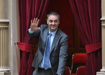 MANUEL ADORNI TRABAJA EN EL INFORME DE GESTIÓN Y ANALIZA LOS TIEMPOS PARA SU REGRESO A LAS CONFERENCIAS