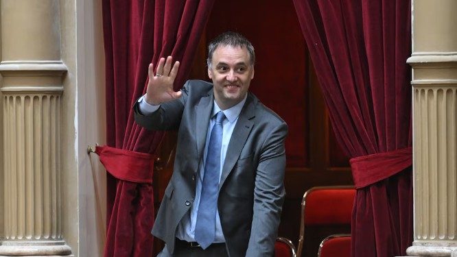 MANUEL ADORNI TRABAJA EN EL INFORME DE GESTIÓN Y ANALIZA LOS TIEMPOS PARA SU REGRESO A LAS CONFERENCIAS