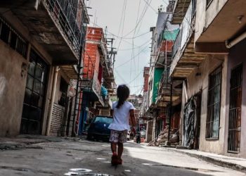 CASI 6 DE CADA 10 NIÑOS SON POBRES EN LA ARGENTINA Y EL 30% NO COME REGULARMENTE, SEGÚN LA UCA
