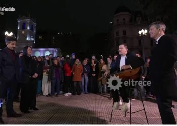 NAHUEL PENISSI CELEBRÓ CON MARIO PERGOLINI EL 25 DE MAYO CANTANDO EN EL CABILDO