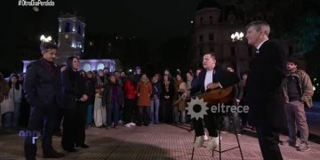 NAHUEL PENISSI CELEBRÓ CON MARIO PERGOLINI EL 25 DE MAYO CANTANDO EN EL CABILDO
