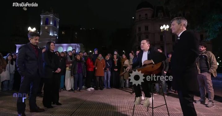 NAHUEL PENISSI CELEBRÓ CON MARIO PERGOLINI EL 25 DE MAYO CANTANDO EN EL CABILDO
