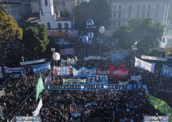 MASIVO RECLAMO UNIVERSITARIO CONTRA EL GOBIERNO