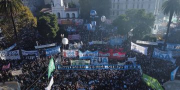MASIVO RECLAMO UNIVERSITARIO CONTRA EL GOBIERNO
