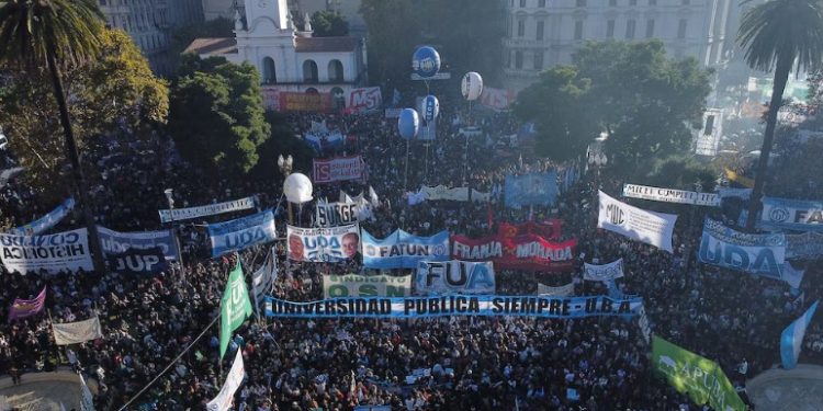 MASIVO RECLAMO UNIVERSITARIO CONTRA EL GOBIERNO