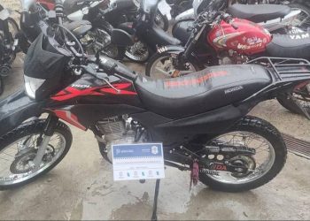 LUEGO DE UNA PERSECUCIÓN EN EL BARRIO MARTÍN FIERRO, LO DETUVIERON POR CIRCULAR EN UNA MOTO ROBADA EN 2024