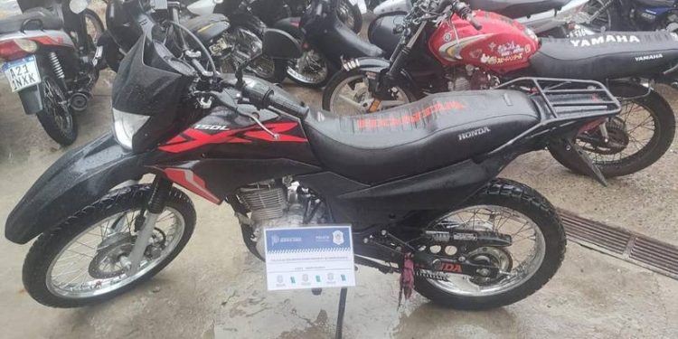 LUEGO DE UNA PERSECUCIÓN EN EL BARRIO MARTÍN FIERRO, LO DETUVIERON POR CIRCULAR EN UNA MOTO ROBADA EN 2024