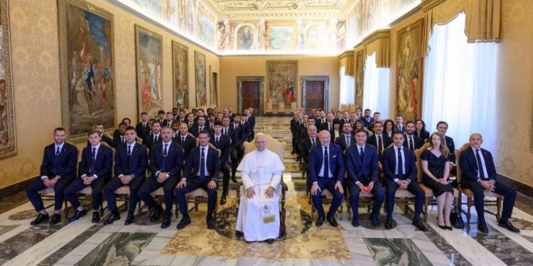 EL INTER CAMPEÓN VISITO AL PAPA EN ROMA