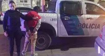 APREHENDIERON A UN HOMBRE POR AGREDIR A POLICÍAS EN PLENO CENTRO BAHIENSE