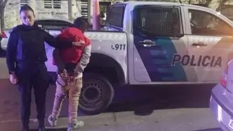 APREHENDIERON A UN HOMBRE POR AGREDIR A POLICÍAS EN PLENO CENTRO BAHIENSE