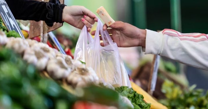 UNA FAMILIA TIPO NECESITA $1.469.768 POR MES PARA NO SER POBRE