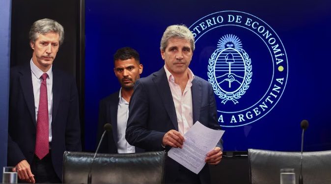 ECONOMÍA Y EL CENTRAL CANJERARON BONOS PREPARANDO EL TERRENO PARA REFINANCIAR VENCIMIENTOS DE DEUDA
