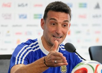 SCALONI CONFIRMÓ QUE EL DIBU MARTÍNEZ Y JULIAN ÁLVAREZ ESTÁN DISPONIBLES PARA EL DEBUT DE MAÑANA