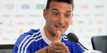 SCALONI CONFIRMÓ QUE EL DIBU MARTÍNEZ Y JULIAN ÁLVAREZ ESTÁN DISPONIBLES PARA EL DEBUT DE MAÑANA