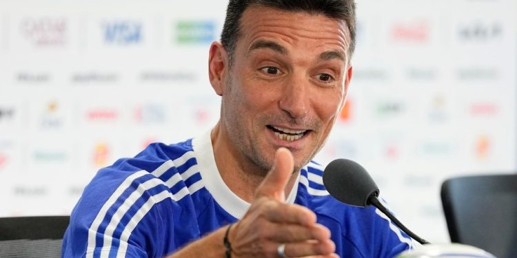 SCALONI CONFIRMÓ QUE EL DIBU MARTÍNEZ Y JULIAN ÁLVAREZ ESTÁN DISPONIBLES PARA EL DEBUT DE MAÑANA