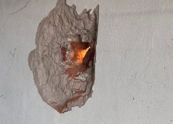 BAHÍA GENERADORES: DENUNCIAN QUE UN VECINO CON PRISIÓN DOMICILIARIA LES HIZO UN BOQUETE EN SU LOCAL