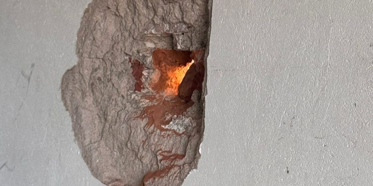 BAHÍA GENERADORES: DENUNCIAN QUE UN VECINO CON PRISIÓN DOMICILIARIA LES HIZO UN BOQUETE EN SU LOCAL