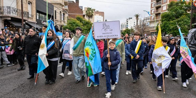 BAHÍA BLANCA CELEBRÓ EL 210° ANIVERSARIO DE LA INDEPENDENCIA CON UN MULTITUDINARIO DESFILE PATRIO