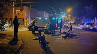 DOS MOTOCICLISTAS RESULTARON HERIDOS LUEGO DE CHOCAR CON UNA CAMIONETA