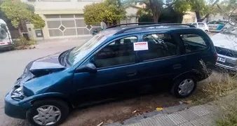 CHOCO CONTRA UNA CAMIONETA ESTACIONADA Y FUE DETENIDO POR TENENCIA DE DROGAS