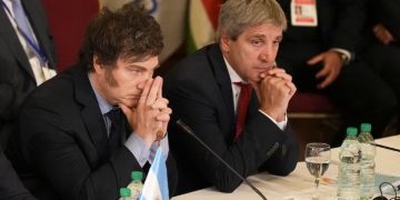 EL DETERIORO DEL HUMOR SOCIAL PASA FACTURA Y EL RIESGO PAÍS SE ALEJA DE LOS 400 PUNTOS