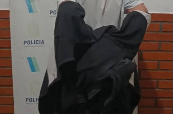 UN DELINCUENTE EMPUJO A UN CHICO DE 14 AÑOS PARA ROBARLE Y FUE DETENIDO EN UN OPERATIVO CERROJO