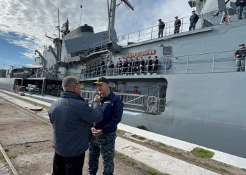 EL DESTRUCTOR ARA ALMITANTE BROWN ZARPÓ HACIA LAS COSTAS DEL PERÚ