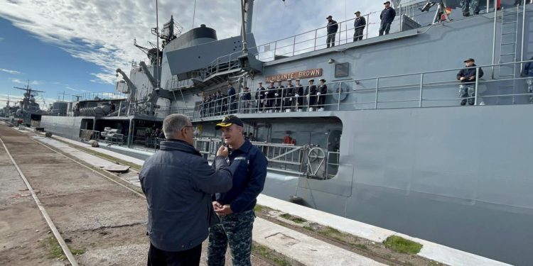 EL DESTRUCTOR ARA ALMITANTE BROWN ZARPÓ HACIA LAS COSTAS DEL PERÚ