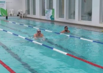 SE INICIARON LOS SIETE DÍAS DE NADO EN EL CENTRO DEPORTIVO VILLA MITRE PARA COLABORAR CON AYUDA-LE