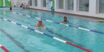 SE INICIARON LOS SIETE DÍAS DE NADO EN EL CENTRO DEPORTIVO VILLA MITRE PARA COLABORAR CON AYUDA-LE
